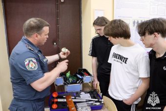 В Твери сотрудники МЧС учили молодёжь азам гражданской обороны