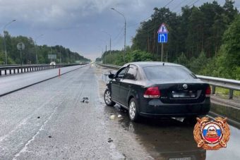 На М-10 в Тверской области машина протаранила отбойник, есть пострадавшая