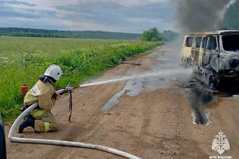 На проселочной дороге в Тверской области сгорела «буханка»