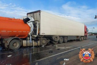 Два человека погибли в ДТП с участием бензовоза и фур на М-10 в Тверской области