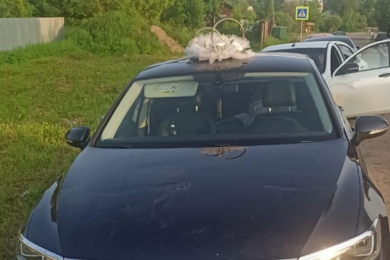 Житель Тверской области бил ногами автомобиль свадебного кортежа