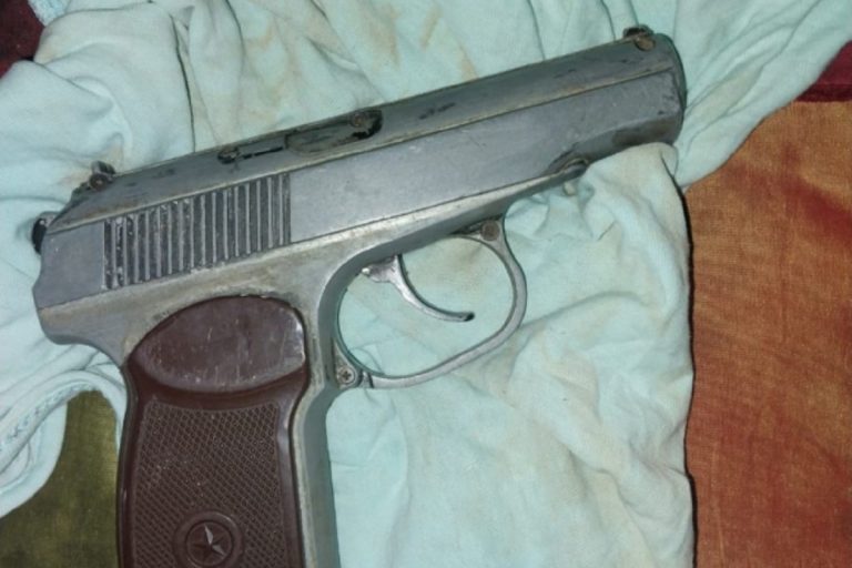 В Тверской области обезоружила мужчину с пистолетом В Тверской области обезоружила мужчину с пистолетом