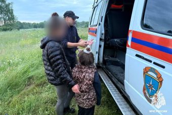 Двое взрослых и ребенок заблудились в лесу, катаясь на квадроциклах под Тверью