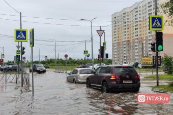 Проливной дождь парализовал автомобильное движение в Твери