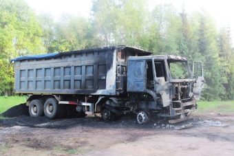 Водителя самосвала убило током при разгрузке в Тверской области
