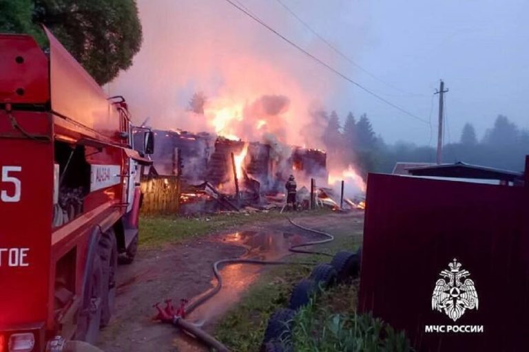 Жилой дом полыхал ночью в Тверской области