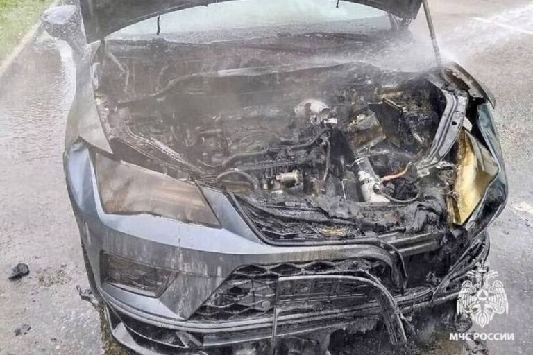 Автомобиль горел на Октябрьском проспекте в Твери Автомобиль горел на Октябрьском проспекте в Твери
