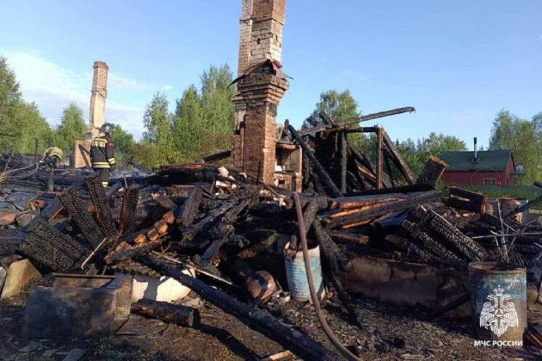 Огнем уничтожен жилой дом в Тверской области Огнем уничтожен жилой дом в Тверской области