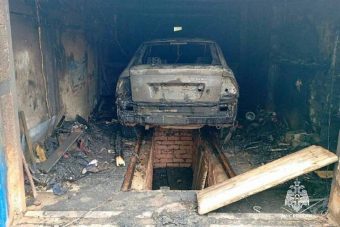 Автомобиль сгорел в гараже в Тверской области