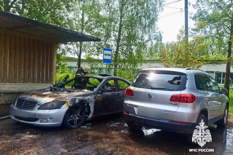 В Тверской области на парковке до тла сгорел Mercedes