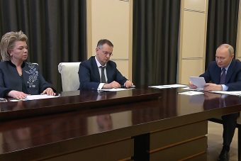 Президент России призвал избавиться от коверкающей русский язык "каши" из латиницы
