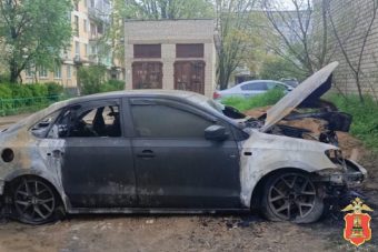 Ревнивец поджег автомобиль соперника в Тверской области