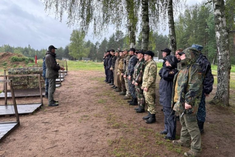 Тверские полицейские соревновались в стрельбе из автомата