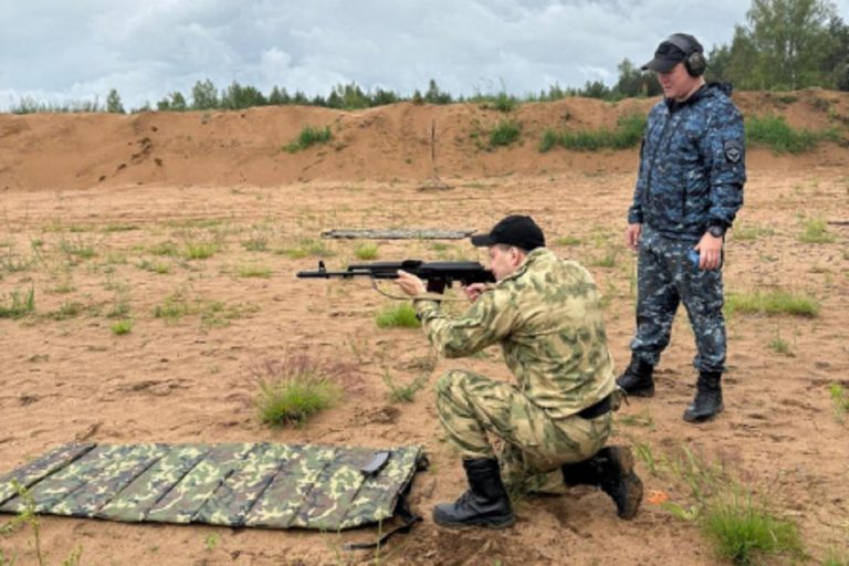 Тверские полицейские соревновались в стрельбе из автомата