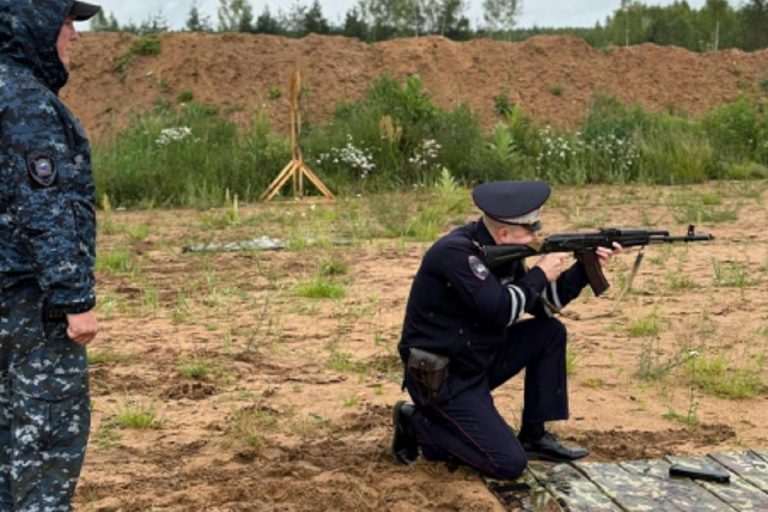 Тверские полицейские соревновались в стрельбе из автомата