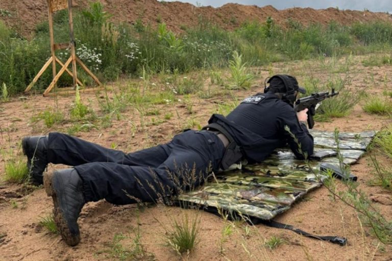 Тверские полицейские соревновались в стрельбе из автомата Тверские полицейские соревновались в стрельбе из автомата