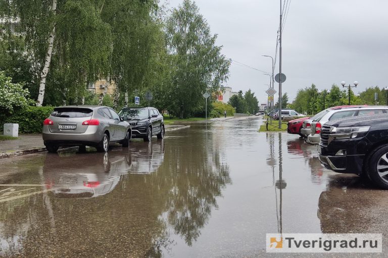 Проливной дождь парализовал автомобильное движение в Твери