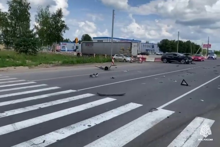 На М-9 в Тверской области столкнулись грузовик и две легковушки