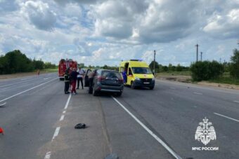 В Тверской области столкнулись грузовик и две легковушки