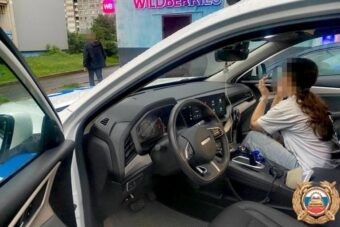 Естественно, без удостоверения: в Твери задержали 17-летнюю девушку за рулем легковушки