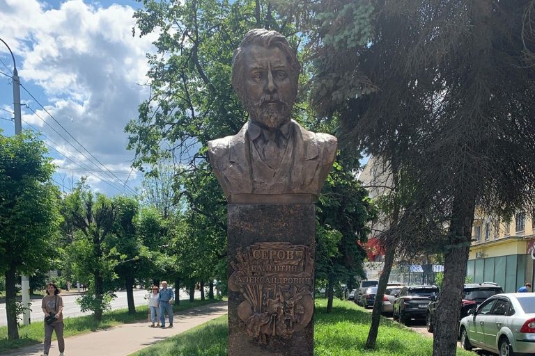 В Твери установили первый в мире памятник Валентину Серову В Твери установили первый в мире памятник Валентину Серову