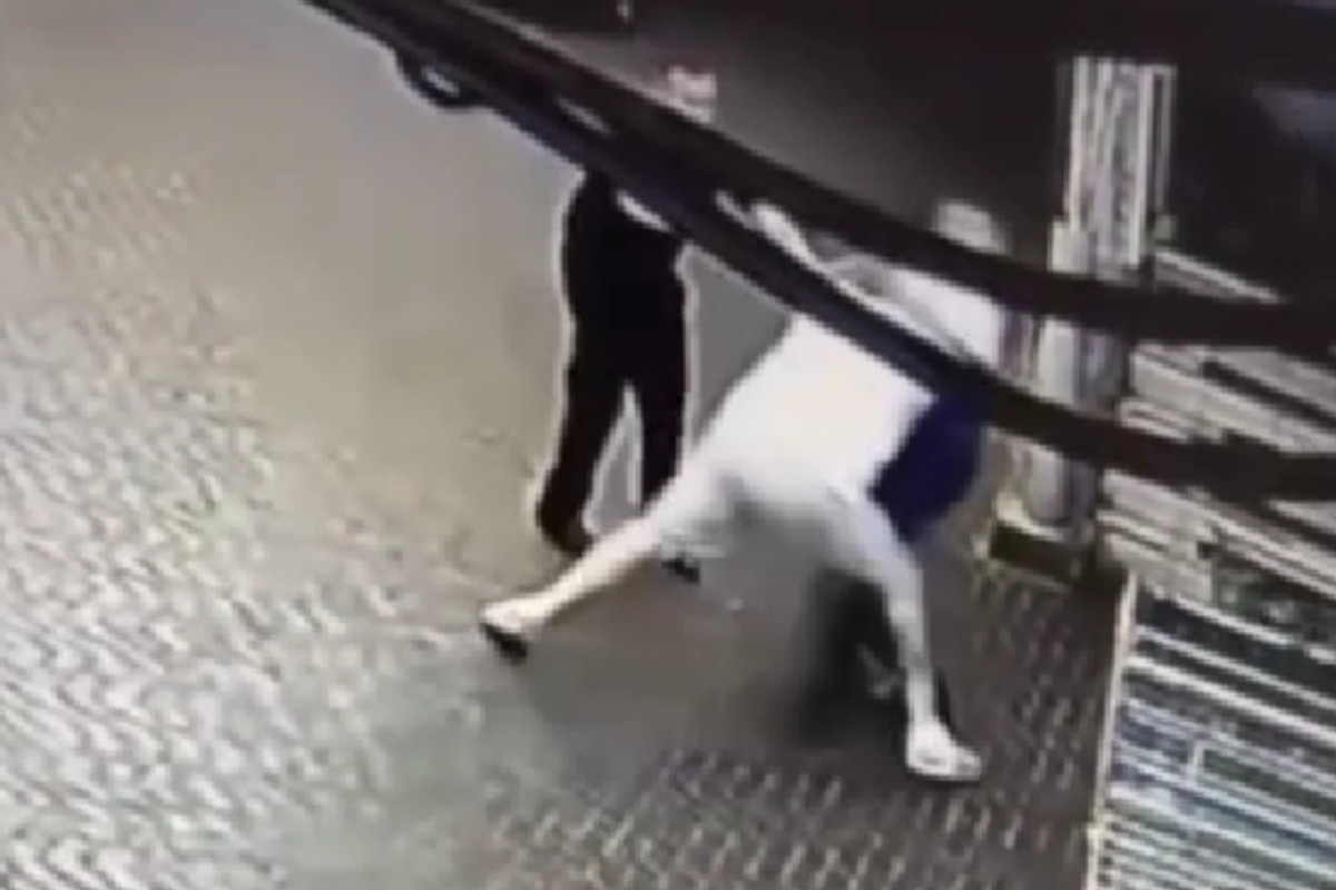 В Твери молодой человек избил прохожего