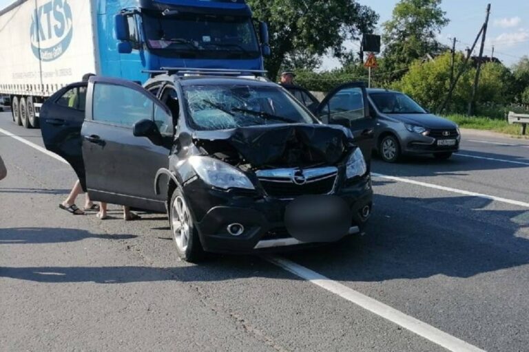 Три автомобиля столкнулись в Тверской области
