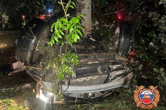 В Тверской области автомобиль врезался в дерево, погибли два человека