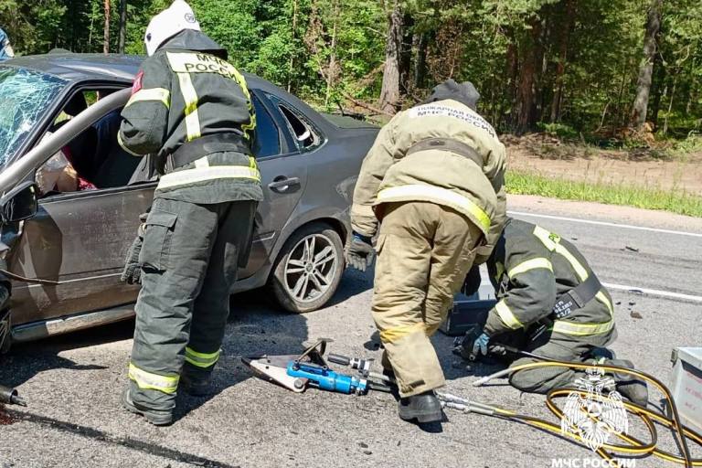 Три человека пострадали в столкновении двух автомобилей в Тверской области