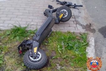 Несовершеннолетние юноша и девушка на элктросамокате попали под колеса иномарки в Тверской области