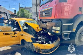 В Твери многотонный грузовик раздавил автомобиль такси