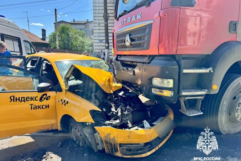 В Твери многотонный грузовик раздавил автомобиль такси В Твери многотонный грузовик раздавил автомобиль такси