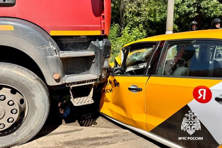 В Твери многотонный грузовик раздавил автомобиль такси