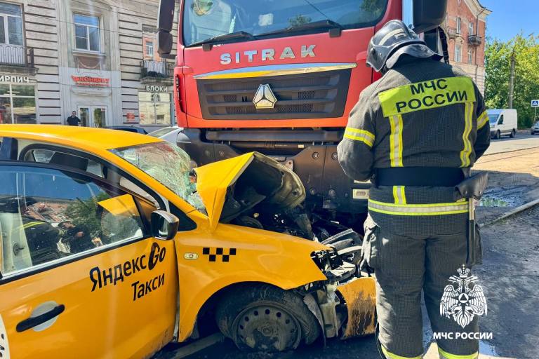 В Твери многотонный грузовик раздавил автомобиль такси