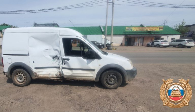 В Твери выезжавший со склада фургон подставился под мотоцикл