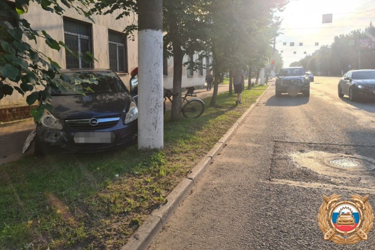 В Твери после столкновения легковушку выбросило на тротуар