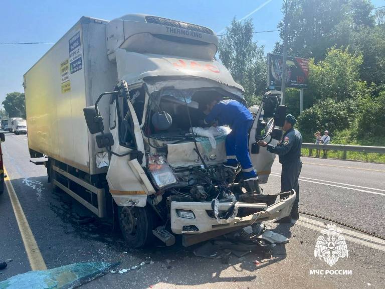 В Тверской области последствия столкновения двух грузовиков пришлось ликвидировать спасателям