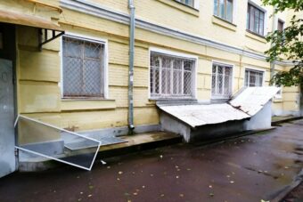 Малолетняя девочка выпала из окна 3 этажа в Твери