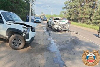 Мужчина пострадал в лобовом столкновении автомобилей в Твери