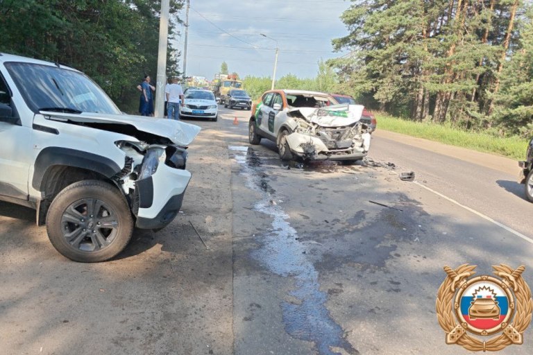 Мужчина пострадал в лобовом столкновении автомобилей в Твери