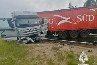 Многотонная фура разбилась, протаранив ограждение М-10 в Тверской области