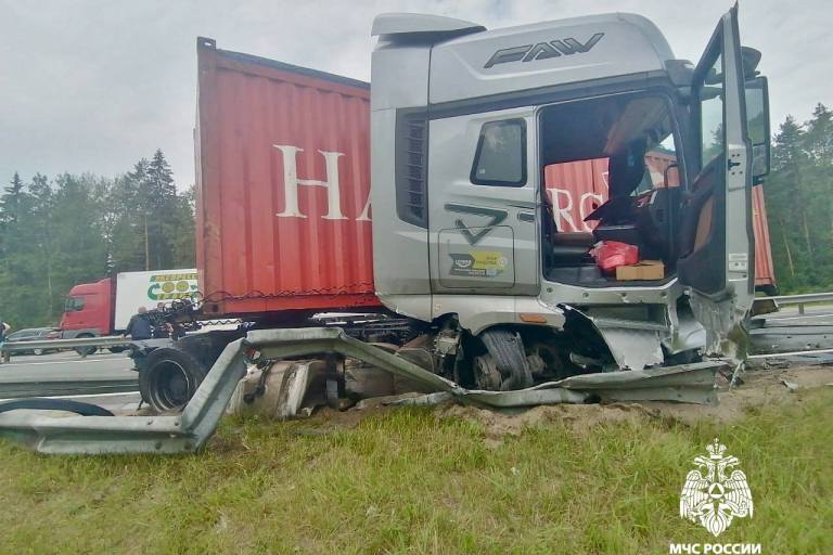 Многотонная фура разбилась, протаранив ограждение М-10 в Тверской области