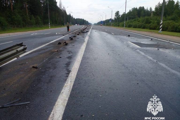 Многотонная фура разбилась, протаранив ограждение М-10 в Тверской области
