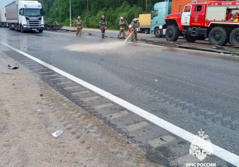 Многотонная фура разбилась, протаранив ограждение М-10 в Тверской области
