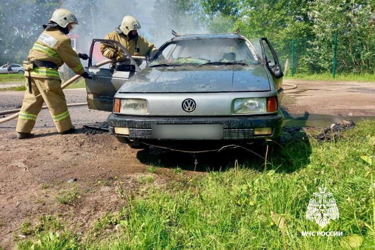 В Тверской области средь бела дня сгорел автомобиль