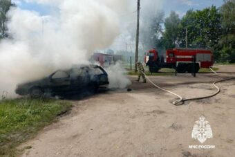 В Тверской области средь бела дня сгорел автомобиль