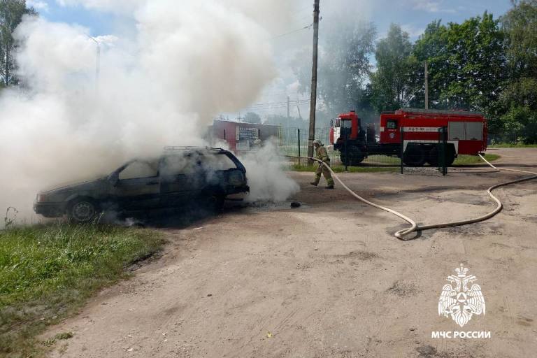 В Тверской области средь бела дня сгорел автомобиль