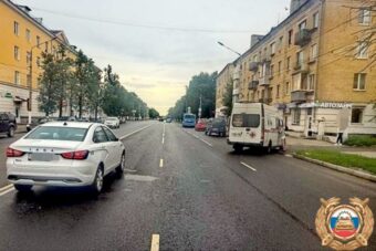 В Твери перебегавший через дорогу мужчина попал колеса