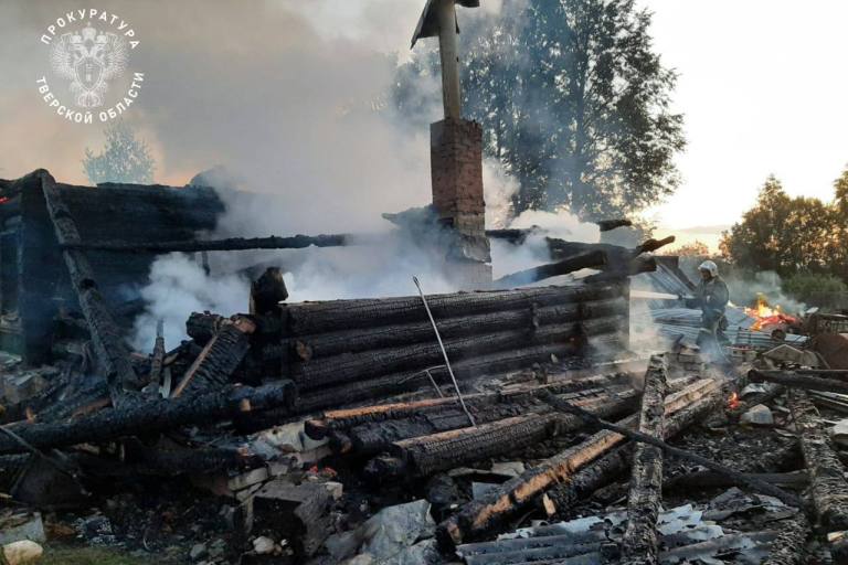 Ночью В Тверской области в своем доме сгорели мужчина и женщина