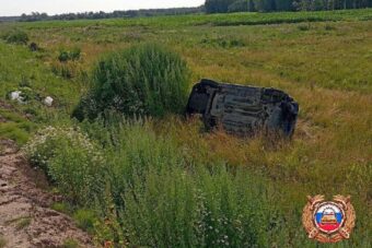 В Тверской области водитель иномарки потеряла управление и перевернулась